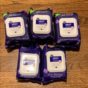 NWOT Yes To Blueberries Cleansing Towelettes